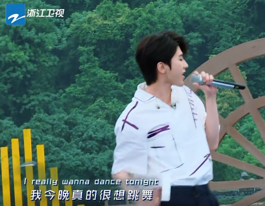 「周深」《奔跑吧》唱歌比赛，周深和蔡徐坤：一个是歌手，一个只是舞者