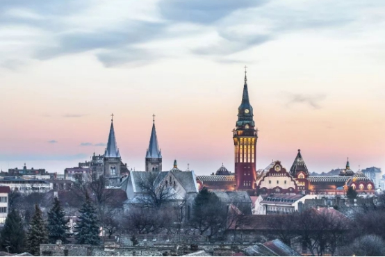 三亚|中国美女到塞尔维亚旅游，入住旅馆被老板拦着：中国游客不能住