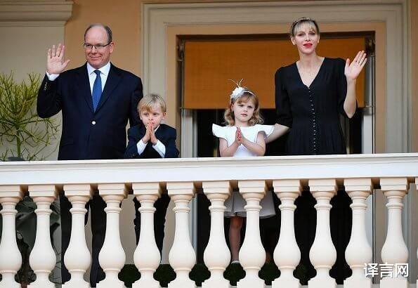 【摩纳哥王妃】摩纳哥王妃红唇惊艳，发型太减龄，62岁亲王护住5岁王子慈父心
