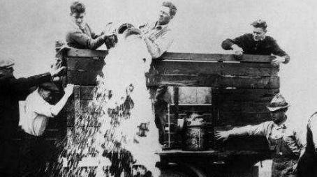 犹太人|美国经济大萧条，犹太人把新鲜牛奶倒掉。也不愿意低价卖给穷人