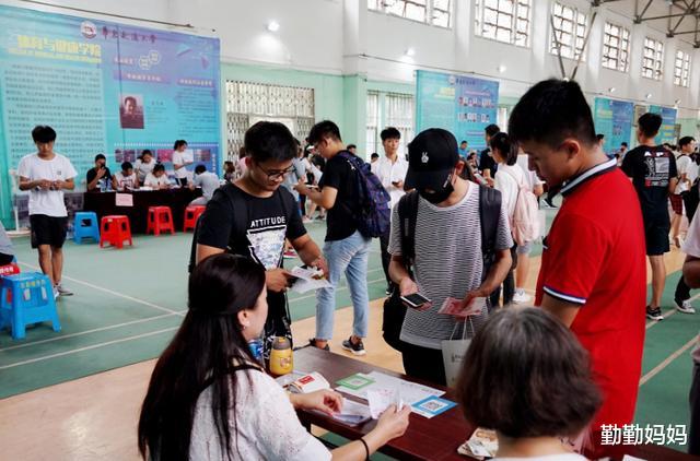 大学|大一新生开学如何做自我介绍？做到两说两不说，让你人缘好到爆
