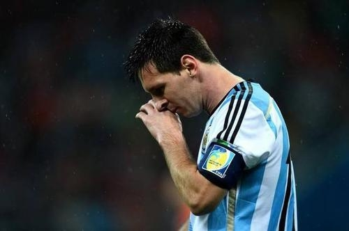 梅西▲梅西各种数据都很华丽，为何很多球迷就是不承认他是历史最好呢？