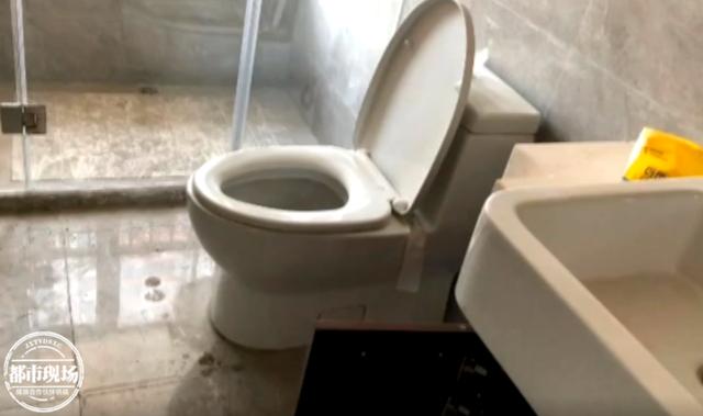 男子花600万买新房,还未入住开门却有个美女出来!网友:买一赠一?