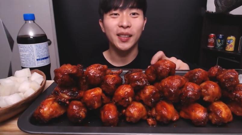 ##小哥吃50个“炸鸡腿”,以为大胃王,拉近一看穿帮,网友:不看了!