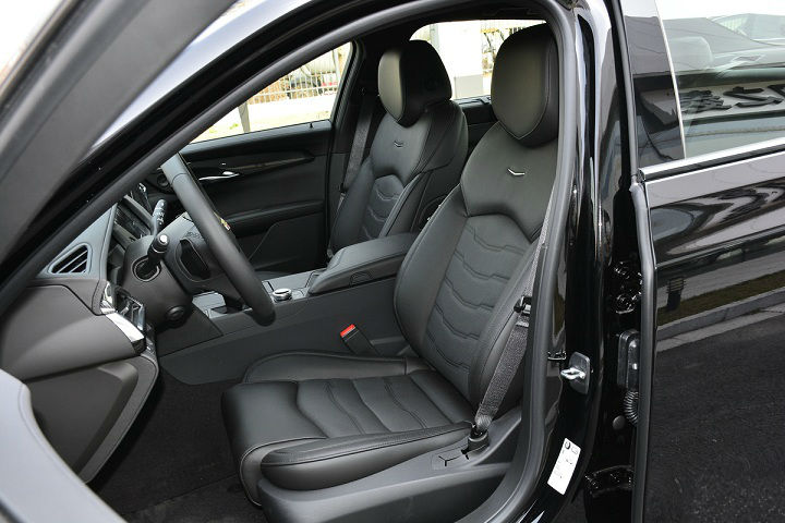 凯迪拉克▲车长超5米2，入门241匹+10AT，这豪车为何降10万，还是卖不动？