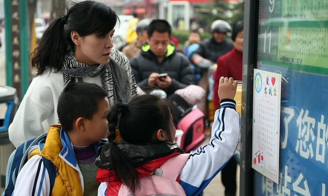 “妈妈，能给我一点钱吗”？当孩子开口要钱时，有一种回答很伤人
