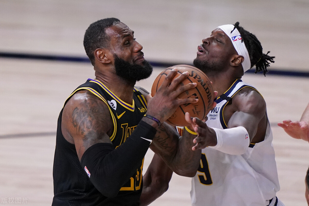 勒布朗·詹姆斯|最后2秒！AD三分绝杀后，霍华德冲进场内庆祝, 谁注意詹姆斯举动？