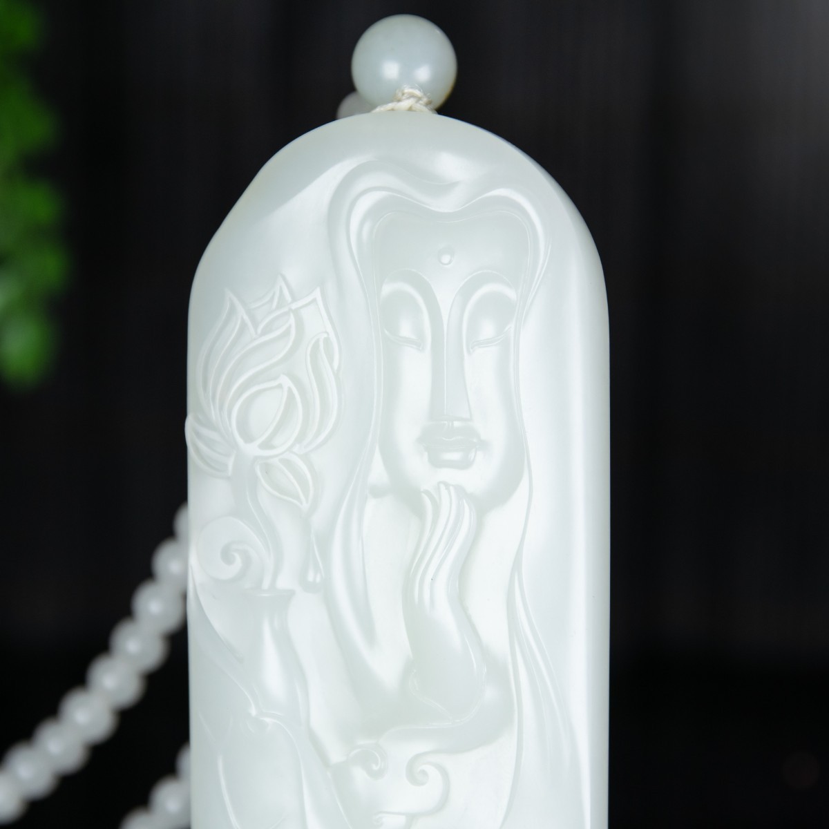 琥珀|玉石吊坠能配银项链吗？