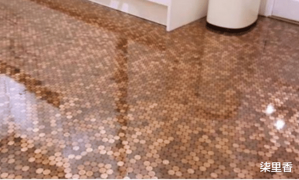 |6年前用硬币当地板砖铺的人家,现在成啥样了?看完你可能不相信