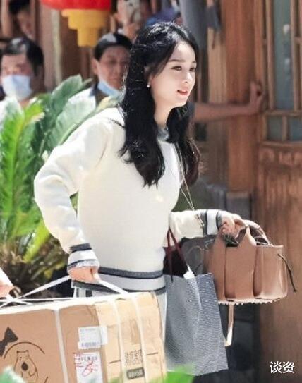 赵丽颖|32岁赵丽颖菜市场买菜，意外暴露真实身高，网友说她只有1米5