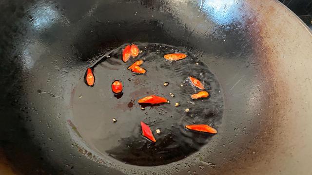 小米辣▲夏天多吃这道菜,防暑解热又排毒,2块钱能炒一大盘,很下饭!