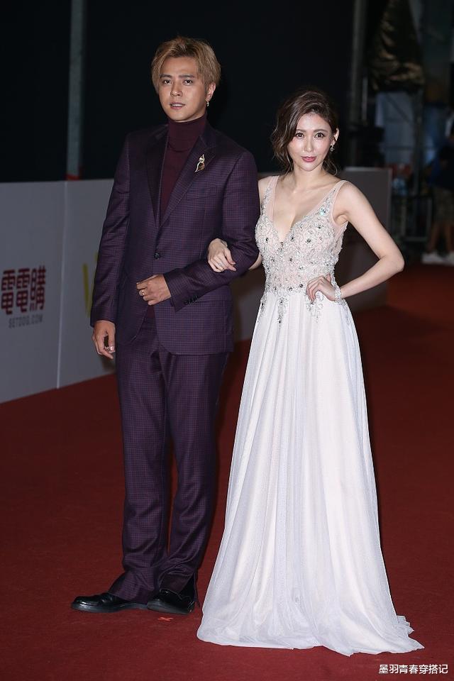 『罗志祥』心疼周扬青,蝴蝶姐一袭深V裙挽罗志祥走秀,满脸骄傲气质像正宫