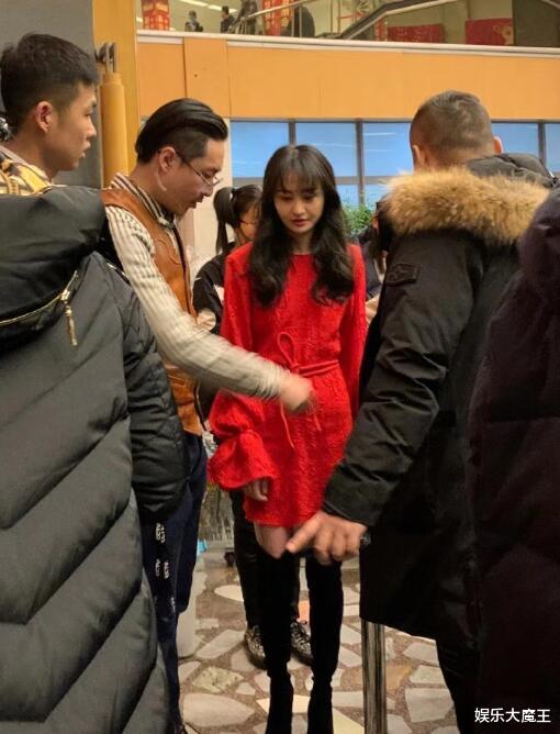 郑爽|曝郑爽现身北京台录退圈声明，现场照曝光，郑爽表情沉重似低头忏悔