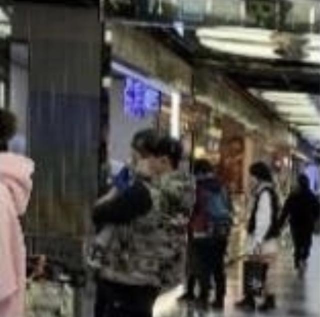 吴奇隆|吴奇隆一家三口被偶遇，刘诗诗穿扮低调，爸爸抱1岁半步步显吃力