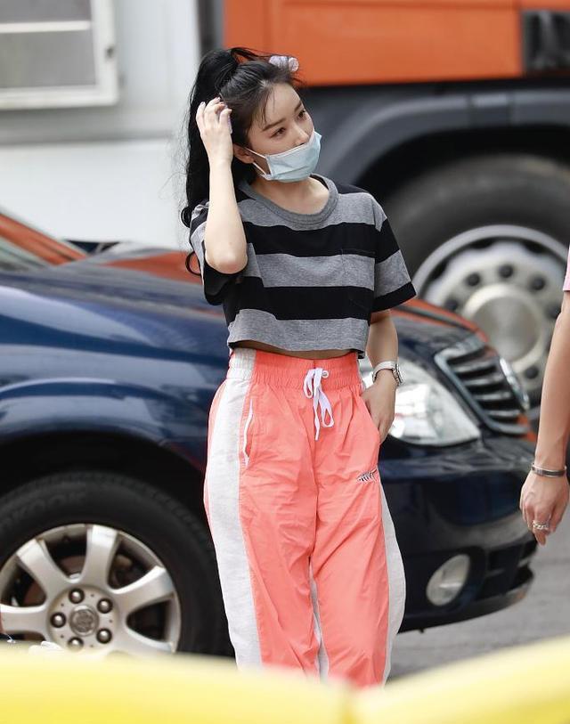 穿衣搭配|阚清子穿衣真接地气！运动风造型很随性，头上挂着卷发棒就敢出门