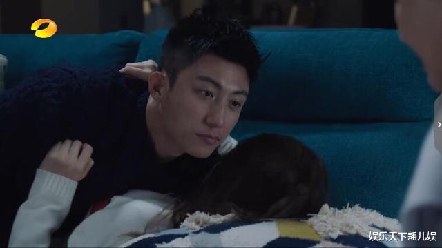 『周放』名场面来了！《幸福》周放宋凛接吻被放妈凝视，宋凛表情很赞，注意周放口红