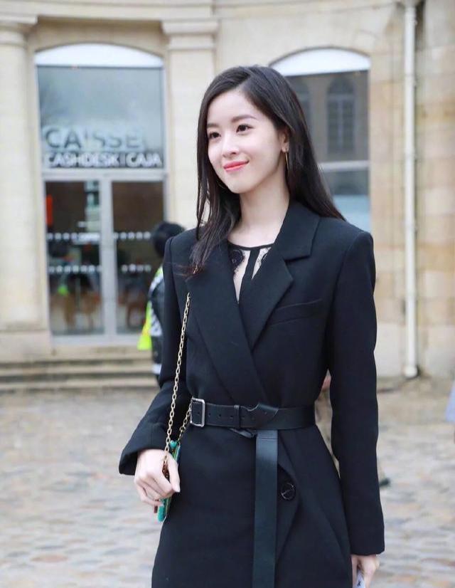 章泽天|“584亿，换不来一个C位”，章泽天富婆圈合照被群嘲