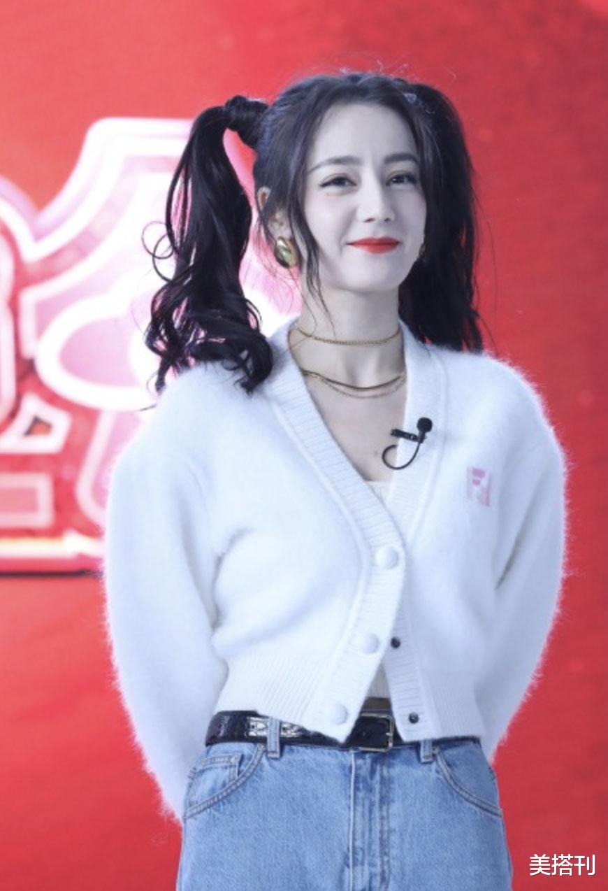 迪丽热巴|热巴双马尾上热搜，白毛衣配牛仔裤元气可爱，意外曝光王源身高？