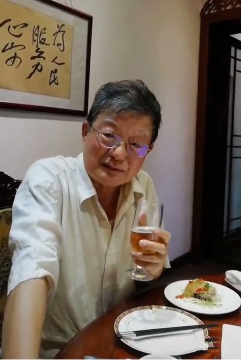 车晓|车晓母亲王丽云晒一家三口，前夫罕见出镜！离婚后关系依旧很好