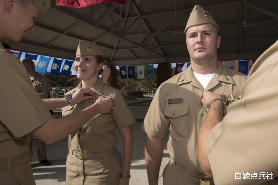 美航母：任何一艘美航母上，为何都必须带足大量女兵？她们在航母上干什么