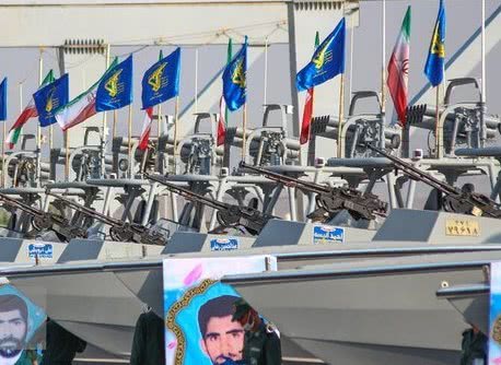 伊朗：伊朗百艘舰艇摆出战斗队形，五角大楼下令美舰撤离，中东各国震动