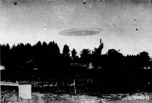 【UFO】不明飞行物扎堆！7月英国又出现了，直播画面可见，暂无法解释