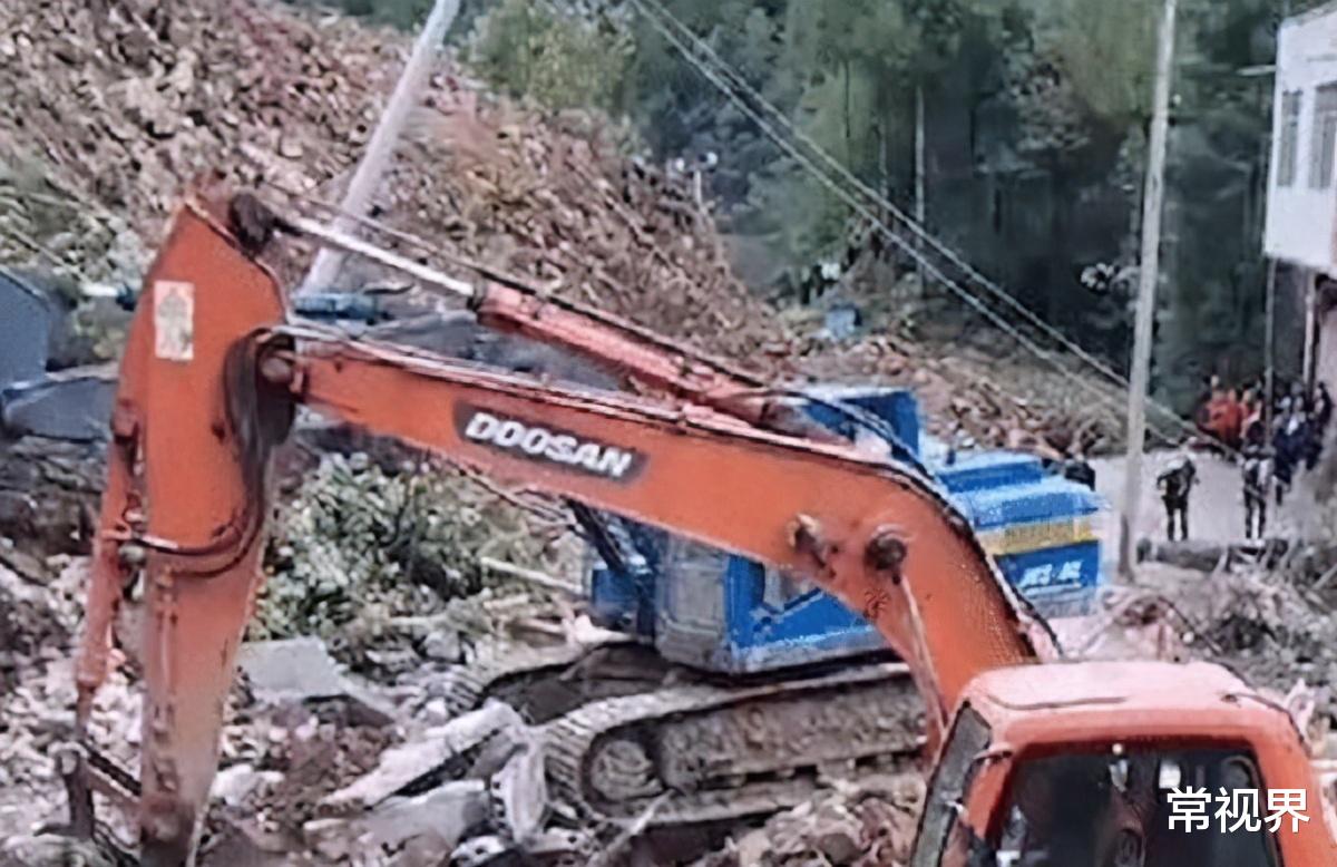 常视界|四川达州突发山体滑坡，村民来不及撤退导致民房被埋，5人不幸身亡！