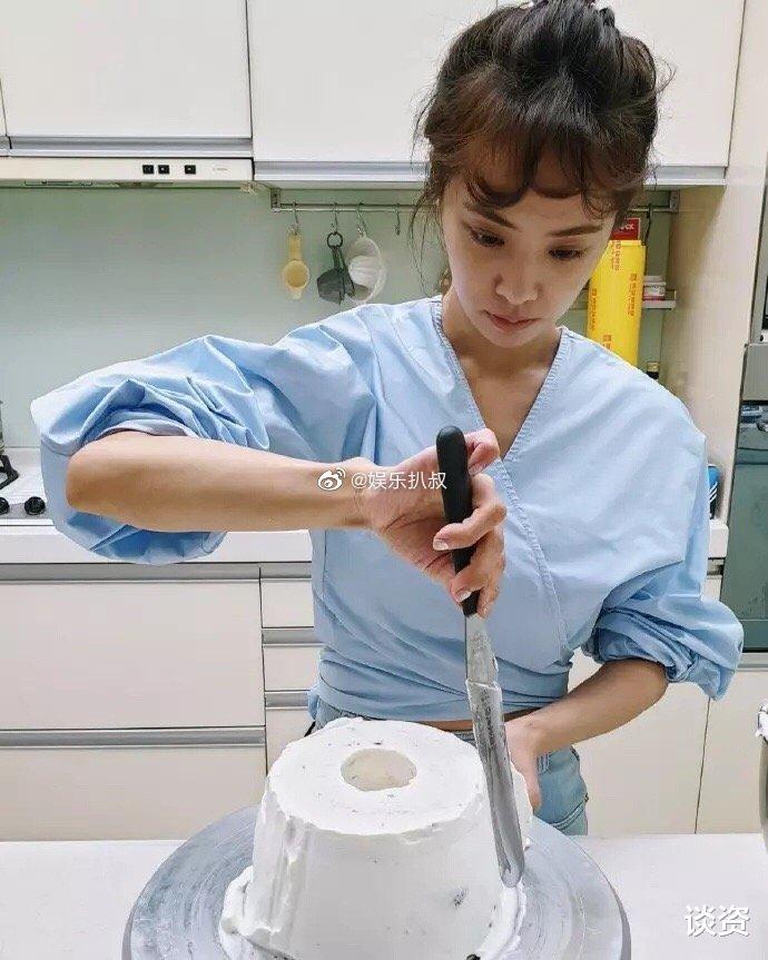 万茜|蔡依林晒做蛋糕照片，扎丸子头好似邻家少女，隐藏的蛋糕大师
