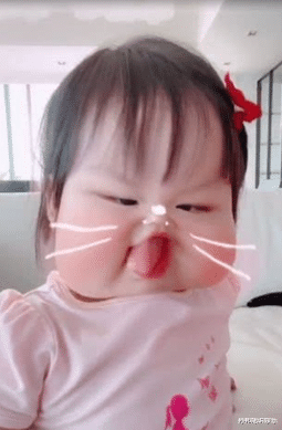 王祖蓝▲李亚男晒女儿丑照，王天韵吐舌卖萌超搞怪，表情喜感像王祖蓝