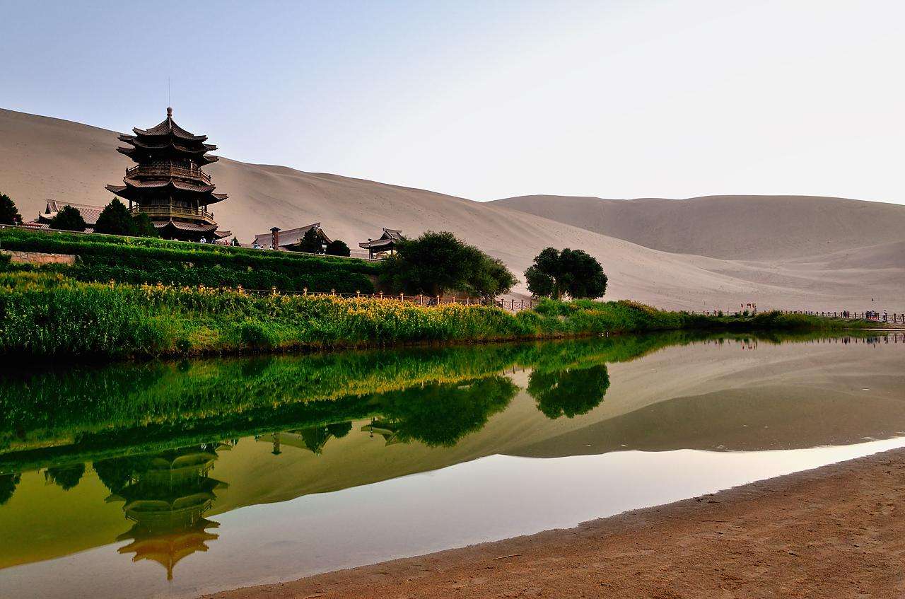 月牙泉：中国第一泉为何斥资7000万？终于被救活！外国游客：中国太有钱了！