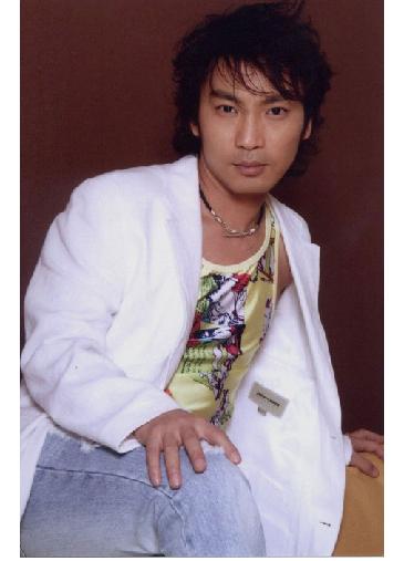 「娱乐圈」靠1首歌火遍全国，被伴舞连砍3刀，毁容后遗憾退出娱乐圈，如今身价上亿