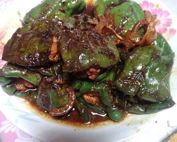 「虎皮青椒」饭店大厨透露：做虎皮青椒，别直接下油锅！否则不“起皮”不入味