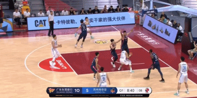 易建联:易建联对抗吴冠希瞬间火了!肌肉碰撞,吴冠希实现赛前目标