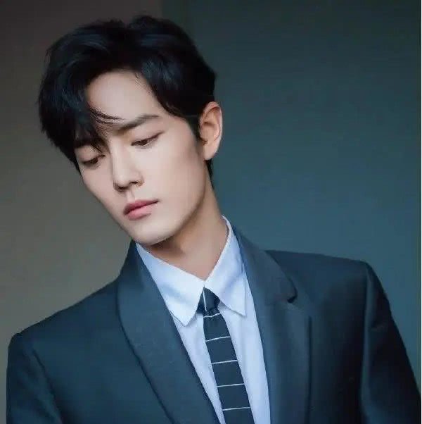 王一博■最新音乐专辑榜:张艺兴第五,王一博第四,华晨宇第三,他超越蔡徐坤夺冠