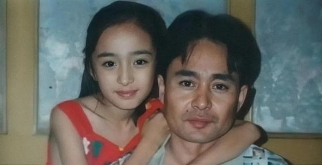 杨幂|杨幂女儿正面照曝光，颜值引发热议，网友：难怪妈妈不愿公开