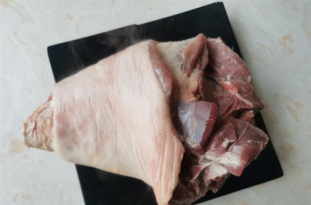 林思彤说美食 猪前肘和后肘哪个好？过年买猪肘子别买错了，教你巧分前肘和后肘