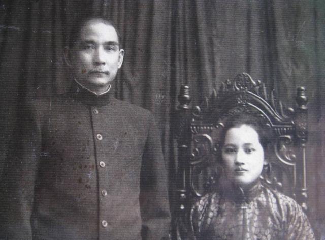 和珅|宋庆龄去世前立下遗嘱，不愿意和孙中山葬在一起，而是选择了他