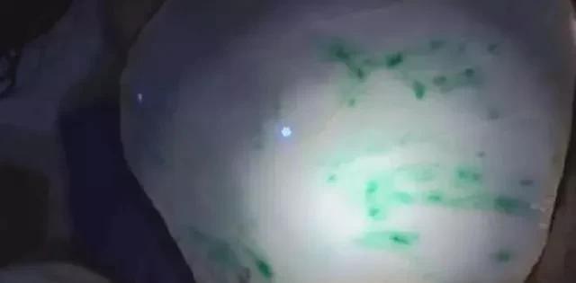 翡翠|老缅送来一块200万翡翠原石,颜色有绿有紫!行家为啥无动于衷?