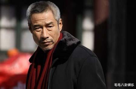 这位同事的女友也是拉着孟天娇一起去,就这样两位电灯泡慢慢的走到了