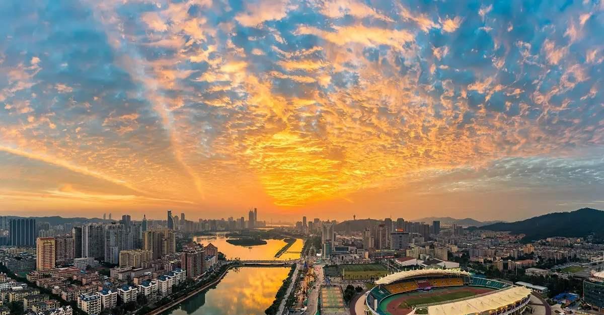 「厦门」中国唯一级别高于省会的城市，旅游业非常强劲，还是十佳宜居城市