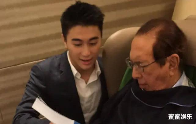 「何鸿燊」何鸿燊去世享年98岁，何猷君扶着母亲，儿媳奚梦瑶穿红色卫衣现身