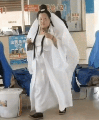 |“美女，刮风天还是不要穿裙子了，这样的造型很让人尴尬啊！”哈哈哈