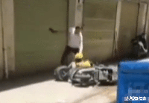 大城看社会|外卖员街上挥刀砍上级组长，知情人说出原因：要请假奔丧不批