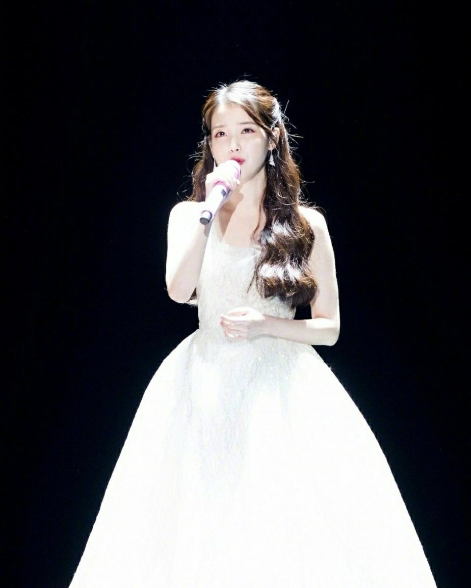 iu@IU李知恩将和BTS SUGA闵玧其合作新单曲，这是什么神仙啊！！！！