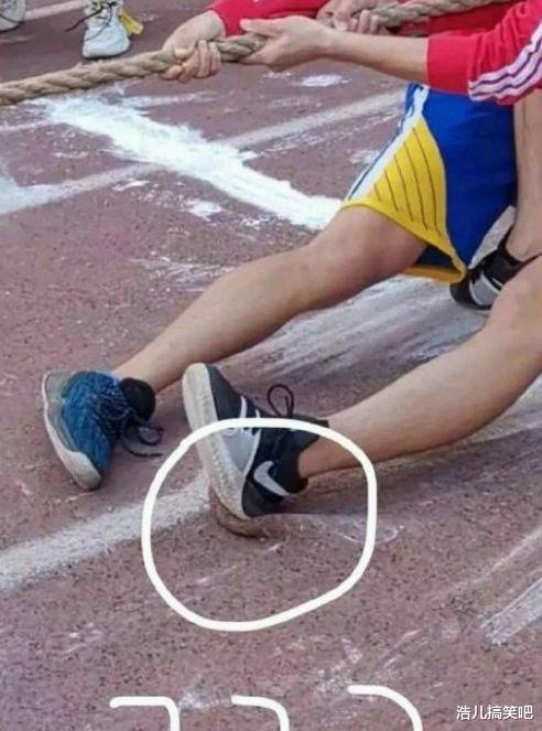 |一男子马拉松裤子摩擦磨破了,局部漏红了,大姐笑的好灿烂!哈哈哈