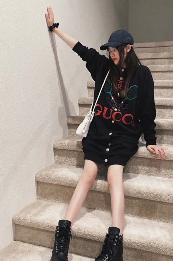 唐嫣|唐嫣身穿红色马甲+白色衬衫裙,窈窕身材比生娃前还要好