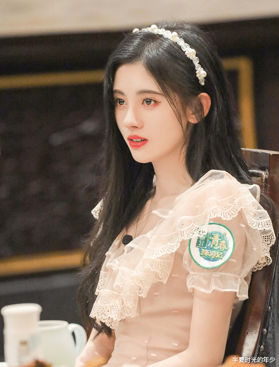 美甲|鞠婧祎带火一款“粉蝶美甲”，当她抬手那一刻，真怕蝴蝶飞走了