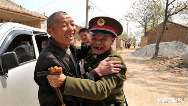 |60岁老兵为战友扫墓，无意间看到自己的陵墓，这是怎么一回事？