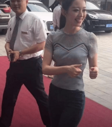 「罗仲谦」张檬把自己包装成吉娜第二？身材靠修图，素颜却不及她一半清纯！