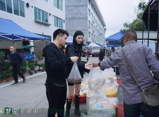 奚梦瑶|何猷君从来没吃过的零食，却是普通人从小吃到大的，奚梦瑶老远看到就要买